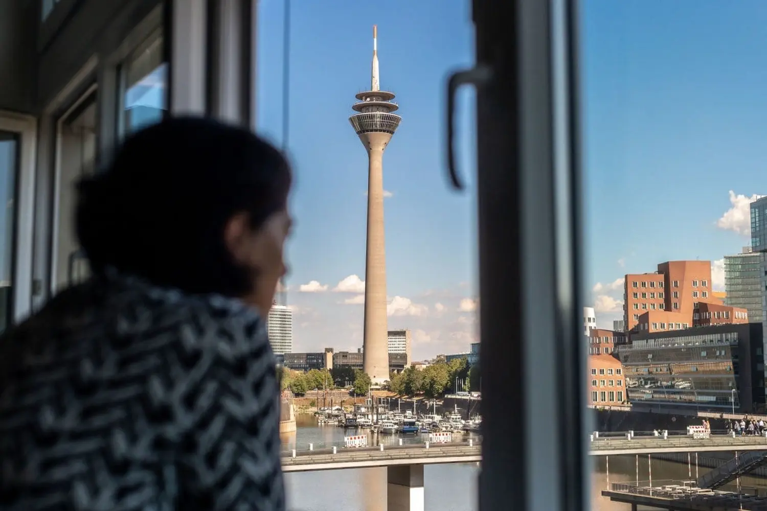 Forma, eine Frau, die aus dem Fenster starrt Stadtansicht